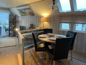 uma cozinha e sala de jantar com mesa e cadeiras em Lovely 8 Berth Caravan At Hopton Holiday Park To Hire In Norfolk Ref 80017l em Great Yarmouth