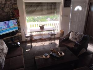 Posezení v ubytování WOODSTONE APARTMAN