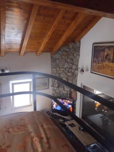 een woonkamer met een houten tafel en een open haard bij WOODSTONE APARTMAN in Podgorica