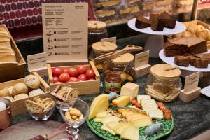 una mesa cubierta con muchos tipos diferentes de comida en Catalonia El Pilar, en Zaragoza