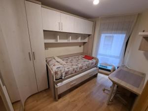 - une petite chambre avec un lit et un bureau dans l'établissement Viyago, à Oviedo