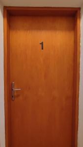 Una puerta de madera con el número. en Guesthouse ROCK & ROLL, en Rovinj