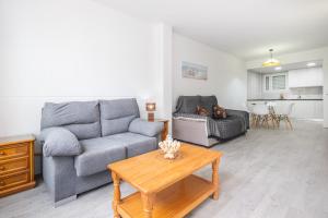 sala de estar con sofá y mesa en Gemelos 22 Resort Apartment 3-1C Levante Beach en Benidorm