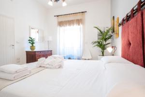 A bed or beds in a room at Villa Crigiada Luxury Pool