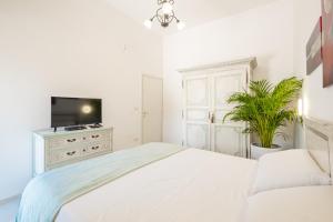 A bed or beds in a room at Villa Crigiada Luxury Pool