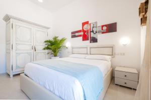 麗都馬里尼的住宿－Villa Crigiada Luxury Pool，白色卧室配有大床和植物