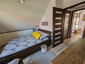 Postel nebo postele na pokoji v ubytování Ostoja Bukowo 18 Kaszmir domek nad jeziorem