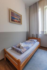 1 cama en un dormitorio con una foto en la pared en Motel Kobilj, en Banja Luka