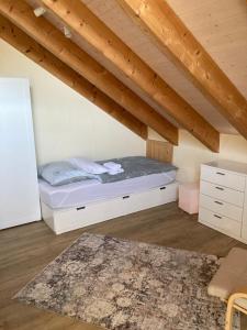 Postel nebo postele na pokoji v ubytování Ferienwohnungen im Hegau