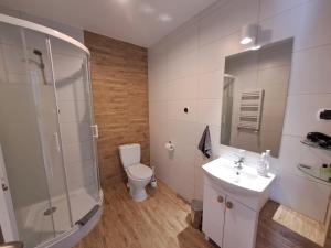 Koupelna v ubytování Orzechowa Przystań + 37 fotografií