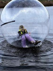 Un bambino dentro una palla grande in acqua di Viesu nams “Bauļi” a Ventspils