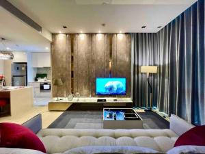 TV a/nebo společenská místnost v ubytování Luxurious in Prime Area Bangkok (PickupService)