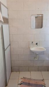 a bathroom with a sink and a mirror at Sítio das Valquírias in Taquaraçu