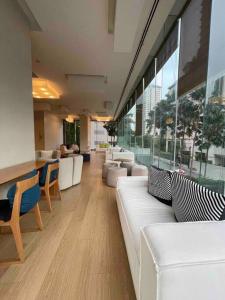 Posezení v ubytování Luxurious in Prime Area Bangkok (PickupService)
