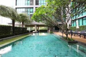 Bazén v ubytování Luxurious in Prime Area Bangkok (PickupService) nebo v jeho okolí