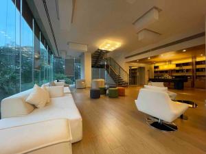 Posezení v ubytování Luxurious in Prime Area Bangkok (PickupService)