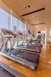 Fitness centrum a/nebo fitness zařízení v ubytování Luxurious in Prime Area Bangkok (PickupService)