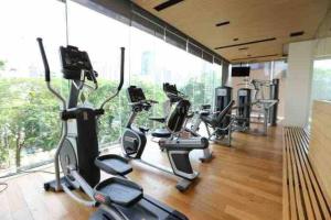Fitness centrum a/nebo fitness zařízení v ubytování Luxurious in Prime Area Bangkok (PickupService)