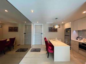 Kuchyň nebo kuchyňský kout v ubytování Luxurious in Prime Area Bangkok (PickupService)