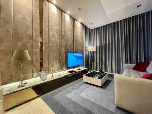 TV a/nebo společenská místnost v ubytování Luxurious in Prime Area Bangkok (PickupService)