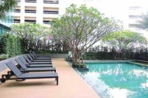 Bazén v ubytování Luxurious in Prime Area Bangkok (PickupService) nebo v jeho okolí