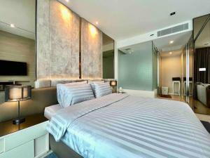 Postel nebo postele na pokoji v ubytování Luxurious in Prime Area Bangkok (PickupService)
