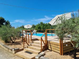 una piscina con una escalera de madera que conduce a una piscina en Tenuta Tufo nel Blu, en Maruggio