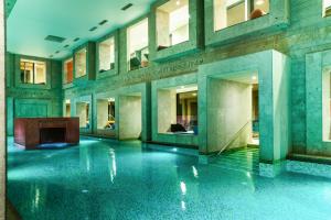 - un hall d'un immeuble avec une piscine dans l'établissement Rimske Terme Resort - Hotel Sofijin dvor, à Rimske Toplice