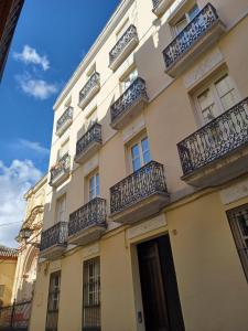 um edifício com varandas ao lado em Apartamento Spinola Home em Sevilha