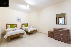 Rúm í herbergi á Serene 2BR Apartment with Picturesque Views by 360 Estates