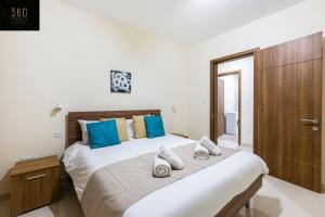 Rúm í herbergi á Serene 2BR Apartment with Picturesque Views by 360 Estates