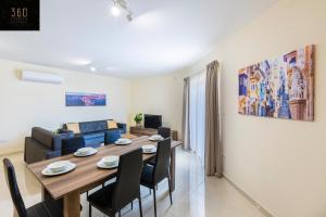 Setusvæði á Serene 2BR Apartment with Picturesque Views by 360 Estates
