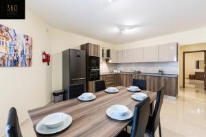 Eldhús eða eldhúskrókur á Serene 2BR Apartment with Picturesque Views by 360 Estates