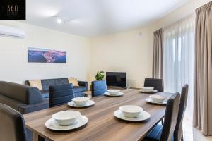 Setusvæði á Serene 2BR Apartment with Picturesque Views by 360 Estates