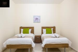 Rúm í herbergi á Serene 2BR Apartment with Picturesque Views by 360 Estates
