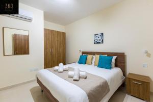 Rúm í herbergi á Serene 2BR Apartment with Picturesque Views by 360 Estates