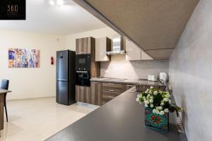 Eldhús eða eldhúskrókur á Serene 2BR Apartment with Picturesque Views by 360 Estates