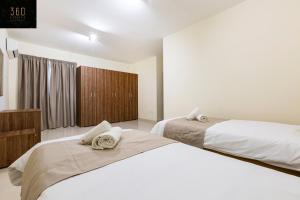 Rúm í herbergi á Serene 2BR Apartment with Picturesque Views by 360 Estates