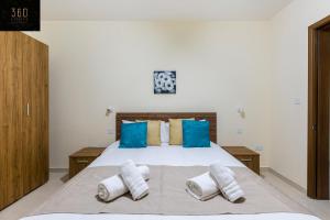 Rúm í herbergi á Serene 2BR Apartment with Picturesque Views by 360 Estates