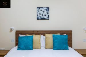 Rúm í herbergi á Serene 2BR Apartment with Picturesque Views by 360 Estates