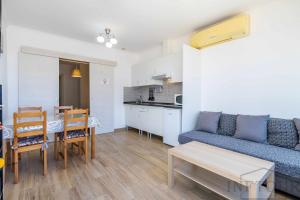 - un salon avec un canapé et une table dans l'établissement Inftour President 1 Apartamento, à Calp