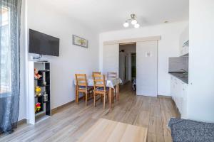Televízia a/alebo spoločenská miestnosť v ubytovaní Inftour President 1 Apartamento