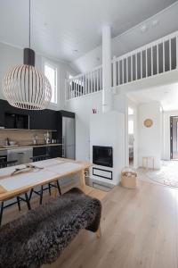 sala de estar con mesa de madera y cocina en Villa Aito, Iso-Syöte, en Syöte