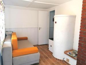 sala de estar con sofá y silla en Barkóca és Szépkilátás Vendégház / Cabin en Kismaros