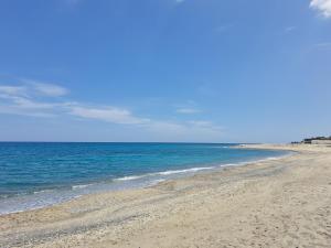 a sandy beach with the ocean in the background at Casa Solaris in SantʼAndrea Apostolo dello Ionio