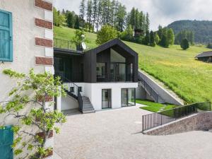 una casa con facciata in bianco e nero di Villa Rames a Ortisei