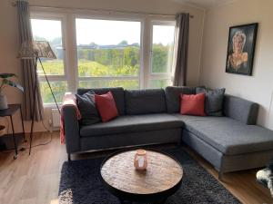 ein Wohnzimmer mit einem Sofa und einem Tisch in der Unterkunft Chalet Rivendell in Menaldum