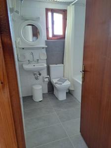 A bathroom at Studios Stavris