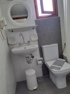 A bathroom at Studios Stavris