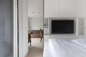 um quarto com uma cama e uma televisão de ecrã plano em Ruhig, hell und neu mit Garage em Viena